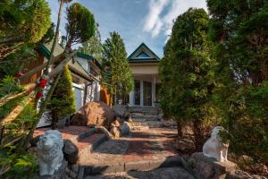 a house with some statues in front of it at Zacisze Zygmuntowo in Zygmuntowo