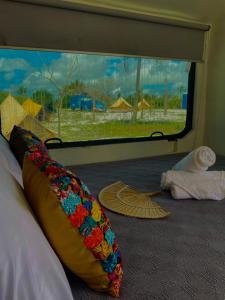 una camera con un letto e una grande finestra di Arteco Camp a Baía Formosa Altre 67 foto