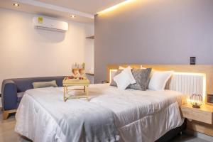 Postel nebo postele na pokoji v ubytování Comfortable Escape Rosa Negra Stadio ApartaSuite