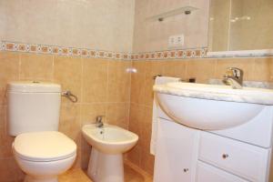 Bilik mandi di Jordi - Chalet con jardín, piscina privada y barbacoa en l'Ampolla - Deltavacaciones +20 gambar