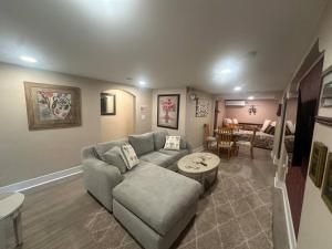 Χώρος καθιστικού στο 2BR at Lecom Park Downtown Beaches & Ample Parking Space