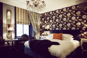Un pat sau paturi într-o cameră la Boutique Hotel Opus One