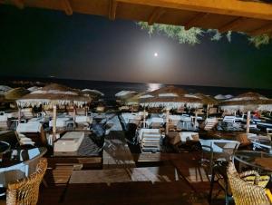 Restaurant o un lloc per menjar a Nostos Beach