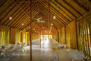 Restoran atau tempat lain untuk makan di Tamarind Tree Way Side Amenities