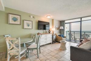 d'un salon avec une table et d'une chambre avec un balcon. dans l'établissement Oceanfront Balcony Resort Condo in Myrtle Beach, à Myrtle Beach