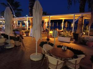 A restaurant or other place to eat at UzHan Beach Hotel