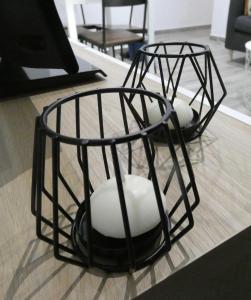 Dos esferas de metal colocadas encima de una mesa en Casa Monturrio, en Moguer