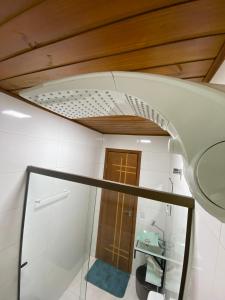 a bathroom with a sink and a mirror at Woodhouse Tranquilidade e Conforto no Paraíso, piscina aquecida e ar condicionado in Alto Paraíso de Goiás