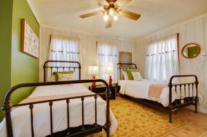 Ένα ή περισσότερα κρεβάτια σε δωμάτιο στο Lake View Cottage Lake Ozarks Getaway