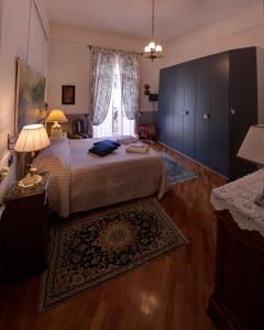 カーヴァ・デ・ティッレーニにあるL'Incantoのベッドルーム(大型ベッド1台、窓付)