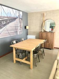 een houten tafel in een kantoor met stoelen eromheen bij Coral Beach House in Viana do Castelo