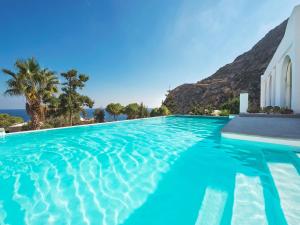 una piscina con vistas al océano en Villa Adrali, en Kamari