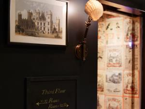 una luz en una pared con una imagen de una habitación de hotel en The Zetter Townhouse Marylebone, en Londres
