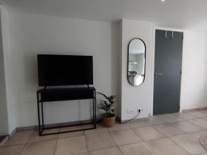 TV a/nebo společenská místnost v ubytování Studio en pleine nature