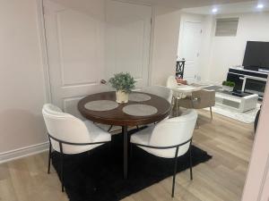 Imagen de la galería de Beautiful 2-bedroom basement apartment in center of Milton, en Milton