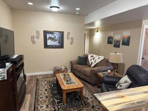 un soggiorno con un divano e un pianoforte di Air Conditioned Private Guest Suite a Roosville Altre 16 foto