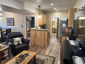 un soggiorno con divano e cucina di Air Conditioned Private Guest Suite a Roosville