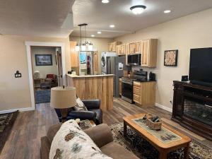 un soggiorno con divano e TV e una cucina di Air Conditioned Private Guest Suite a Roosville
