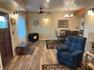 un soggiorno con un divano blu e un camino di Air Conditioned Private Guest Suite a Roosville