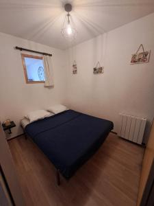 a bedroom with a large bed in a room at Le Lou&My à Valmeinier 1800 in Valmeinier