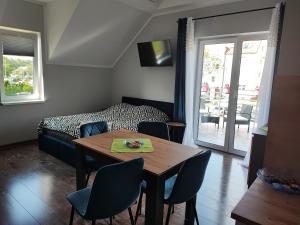 ein Zimmer mit einem Tisch und einem Bett und ein Schlafzimmer in der Unterkunft 4 Foxes in Ustka