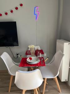 TV a/nebo společenská místnost v ubytování The Art Apartment