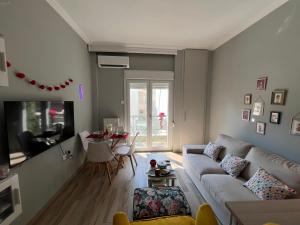 TV a/nebo společenská místnost v ubytování The Art Apartment