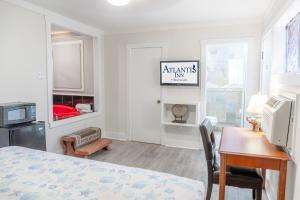 a bedroom with a desk and a bed and a desk sidx sidx sidx at Atlantis Inn - Tybee Island in Tybee Island