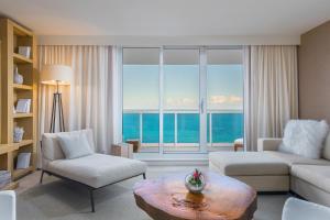 マイアミビーチにあるOceanview Private Condo at 1 Hotel & Homes -1144の海の見えるリビングルーム