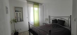 une chambre avec un lit et un miroir dans l'établissement Modernes Rhombushaus im Naturparadies Sauerland, à Balve 36 autres photos