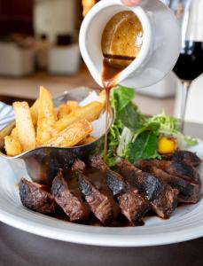 アーリントンにあるThe Westin Crystal City Reagan National Airportの肉とフライドポテトの盛り合わせ