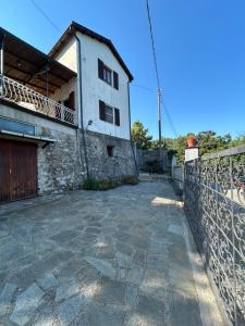 a stone walkway next to a building at Da Serena come a casa tua in Sasseta
