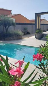 Bazén v ubytovaní Belle villa avec piscine vue montagne à 10 mn de la mer à Argeles alebo v jeho blízkosti