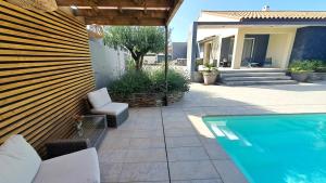 Bazén v ubytovaní Belle villa avec piscine vue montagne à 10 mn de la mer à Argeles alebo v jeho blízkosti