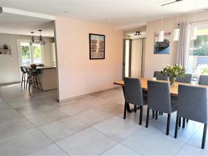 Posedenie v ubytovaní Belle villa avec piscine vue montagne à 10 mn de la mer à Argeles
