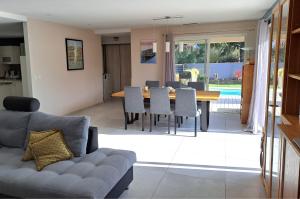Bazén v ubytovaní Belle villa avec piscine vue montagne à 10 mn de la mer à Argeles alebo v jeho blízkosti