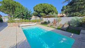 Bazén v ubytovaní Belle villa avec piscine vue montagne à 10 mn de la mer à Argeles alebo v jeho blízkosti