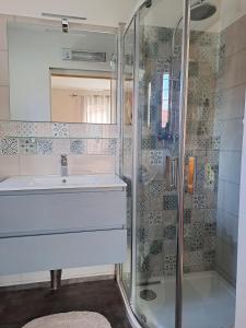 Kúpeľňa v ubytovaní Belle villa avec piscine vue montagne à 10 mn de la mer à Argeles