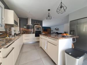 Kuchyňa alebo kuchynka v ubytovaní Belle villa avec piscine vue montagne à 10 mn de la mer à Argeles