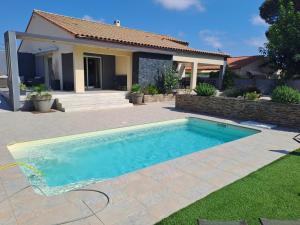 Bazén v ubytovaní Belle villa avec piscine vue montagne à 10 mn de la mer à Argeles alebo v jeho blízkosti