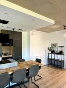 a kitchen and dining room with a table and chairs at The Perfect Space - NEW1Bedroom & Parking in Târgu-Mureş