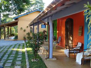 una casa con una fachada de color naranja y azul en Pousada Sapucaia en Guararema