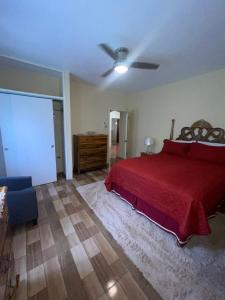 una camera con un letto con copriletto rosso di Boston Bay, Portland Cozy Corner a Port Antonio