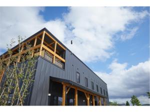 un bâtiment avec des fenêtres sur son côté dans l'établissement HOTEL SLOW VILLAGE - Vacation STAY 66834v, à Hagyū