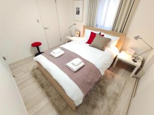 東京にあるLANG - Vacation STAY 22184vの大きなベッドと2つの枕がある寝室