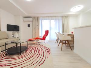 東京にあるLANG - Vacation STAY 22184vのソファとテーブルと椅子のあるリビングルーム
