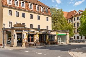 an old building in the middle of a street at Neu Meißen Altstadt FamilyOase WLAN Netflix Magenta Disney in Meißen