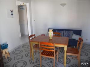 - une table à manger avec des chaises et un canapé dans l'établissement Chez Tatie Juju, à Sainte-Anne