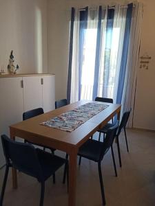 mesa de comedor con sillas, mesa, mesa y silla en Le Cale Apartment, en Livorno