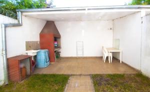 un garage vuoto con un tavolo e una scrivania di Duplex Girasoles zona Termal a Monte Caseros